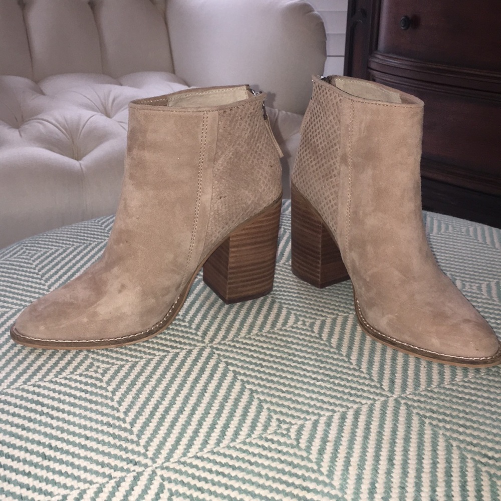 Steve Madden Tan Suede Booties Size 7.0 EUC